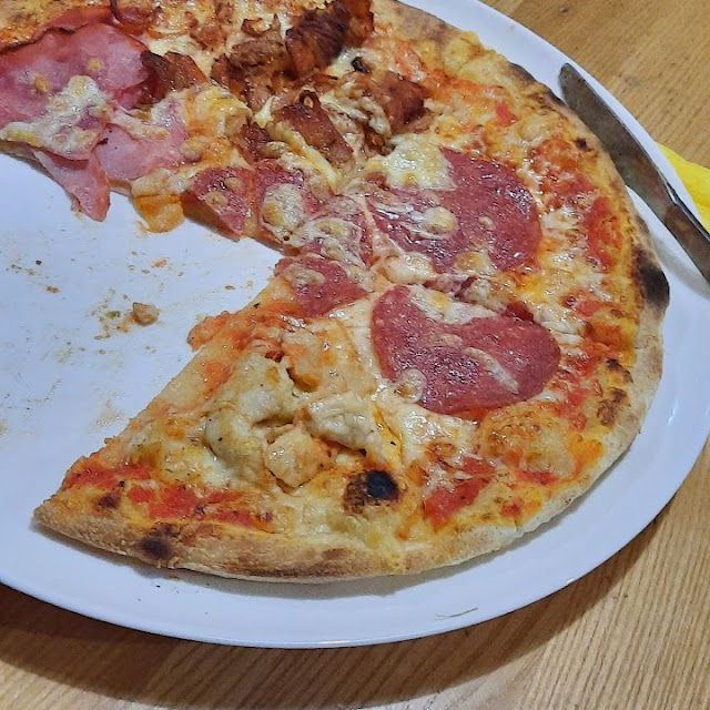 Vier Fleischsorten Pizza