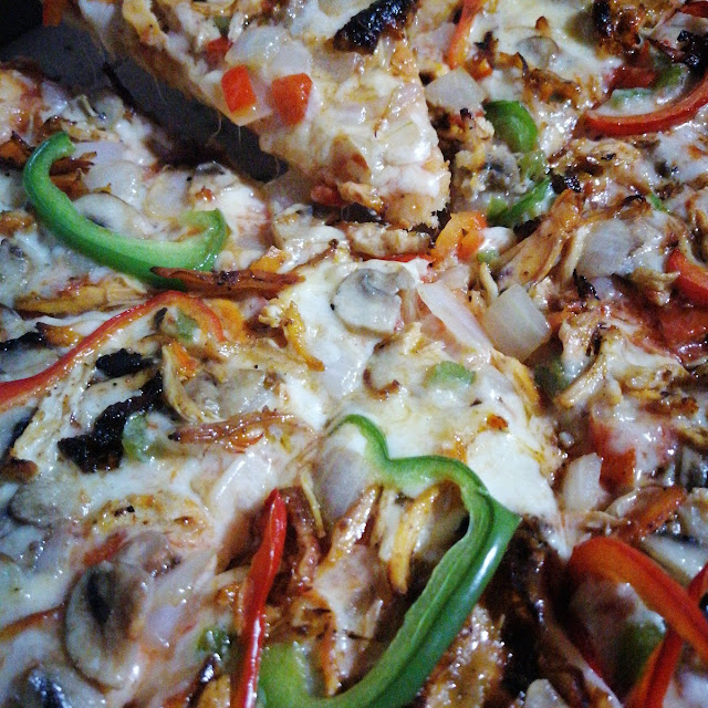 Pizza de Pollo Con Chanpiñon Pimiento Morrón Y Cebolla