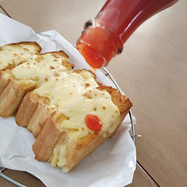 Garlicheese Bread