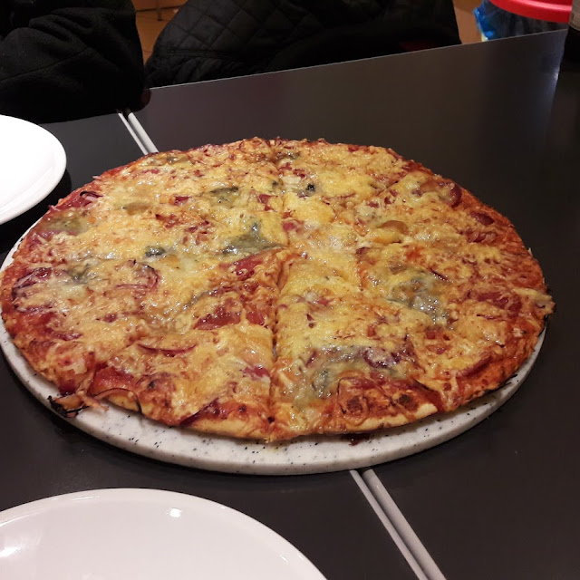 Pizza Pepperoniwurst Käse Gogonzola Knoblauch