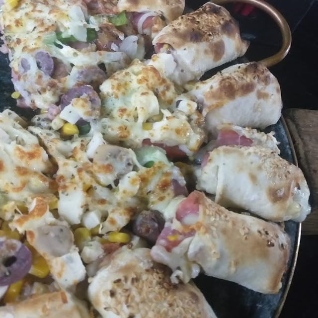 Pizza de Calabresa E Amoda Com Borda Pop Uma Delicia