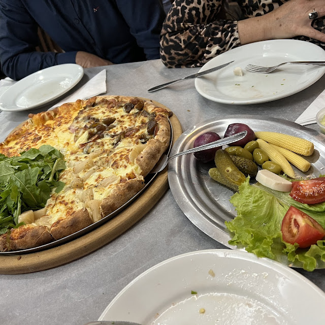 Rúcula Com Tomate Seco Quatro Queijos Aspargos E Figo Com Copa