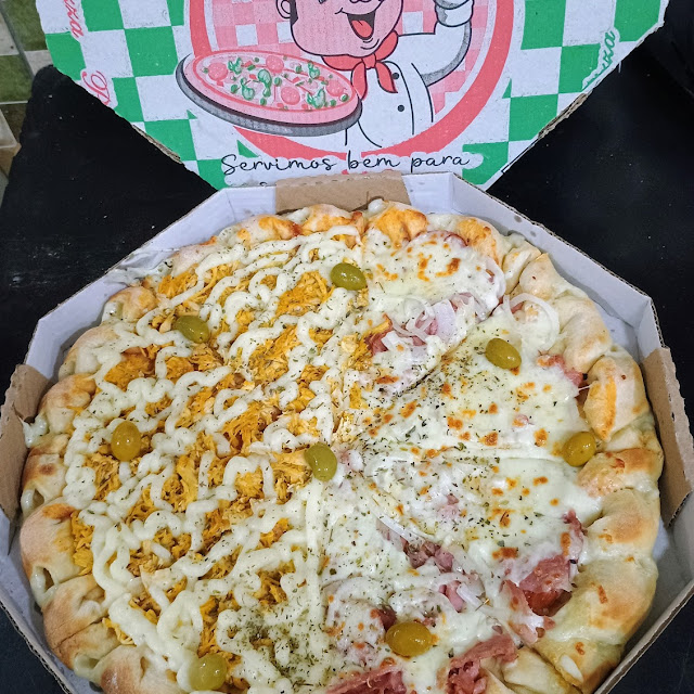 Pizza Meia Frango Com Catupiry Meia Toscana Com Bordas de Mussarela