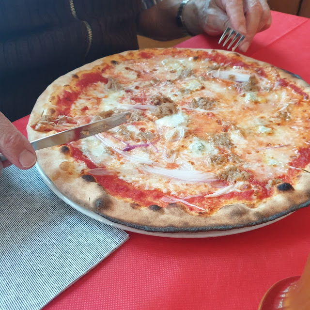 Pizza Tonno E Cipolla Con Aggiunta Di Zola