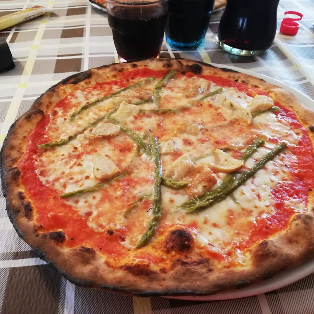 Pizza Gustosa Con Asparagi E Porcini
