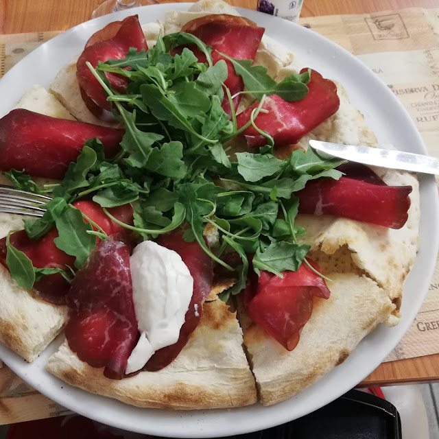 Focaccia Con Mozzarella E Rucola