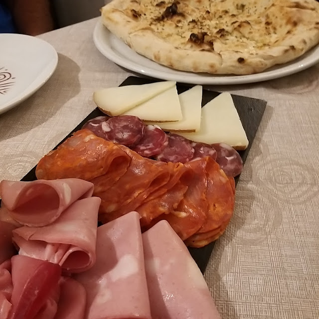 Antipasto Salumi E Formaggi E Focaccia