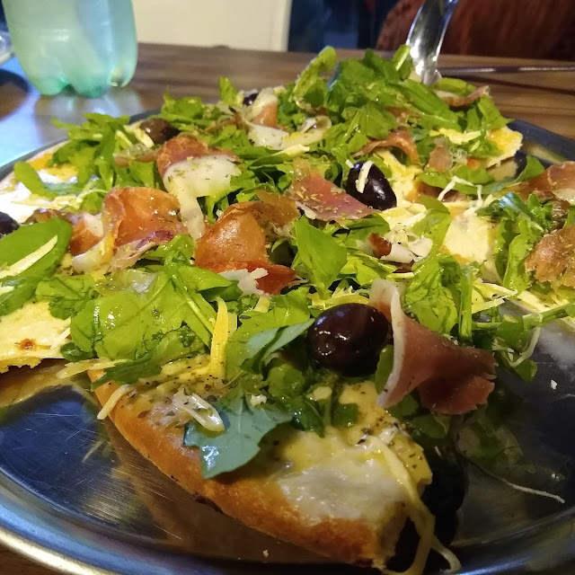 Pizza de Rúcula Con Jamón Crudo Y Aceitunas Negras