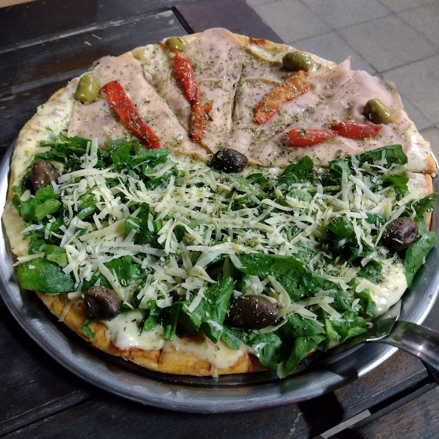 Pizza Con Rúcula Y Parmesano