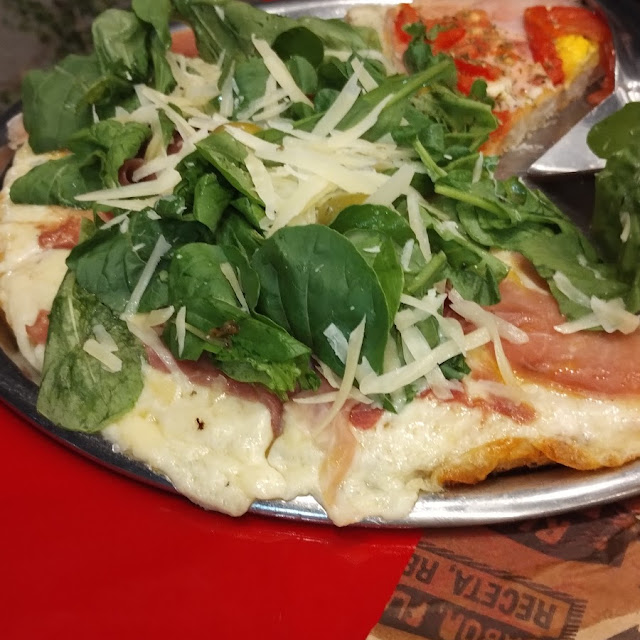 Pizza de la Casa Y Crudo Con Rúcula