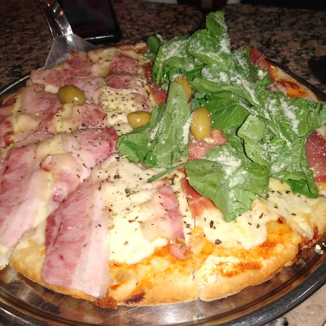 Pizza de Panceta Y Rúcula Con Crudo