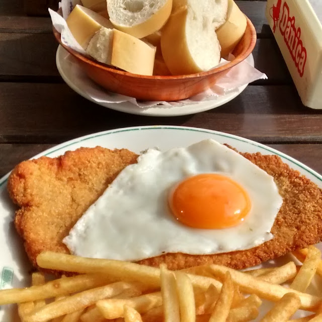 Milanesa Con Fritas Y Huevo