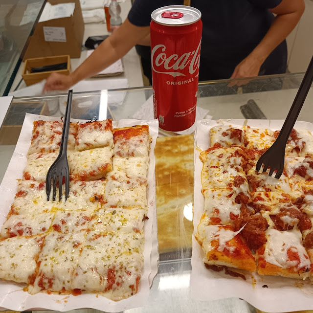 Pizza Salame Piccante E Sul Fondo La Classica Margherita