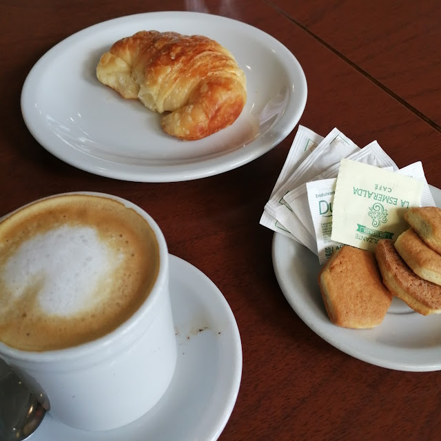 Café Con Leche Y Medialunas