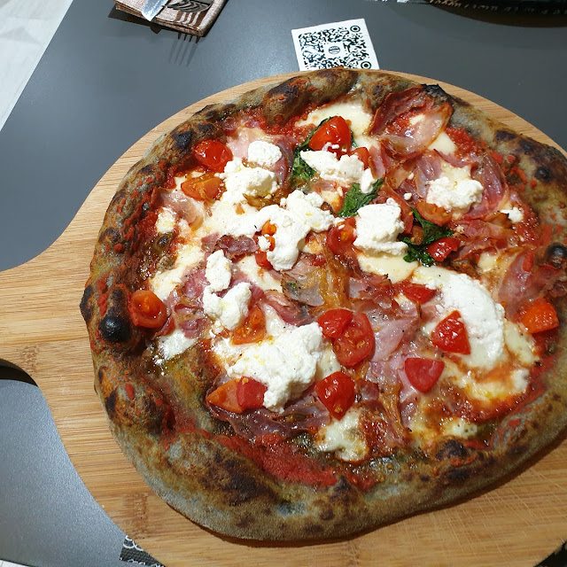 Pizza Delicata Al Carbone Vegetale Con Burratina