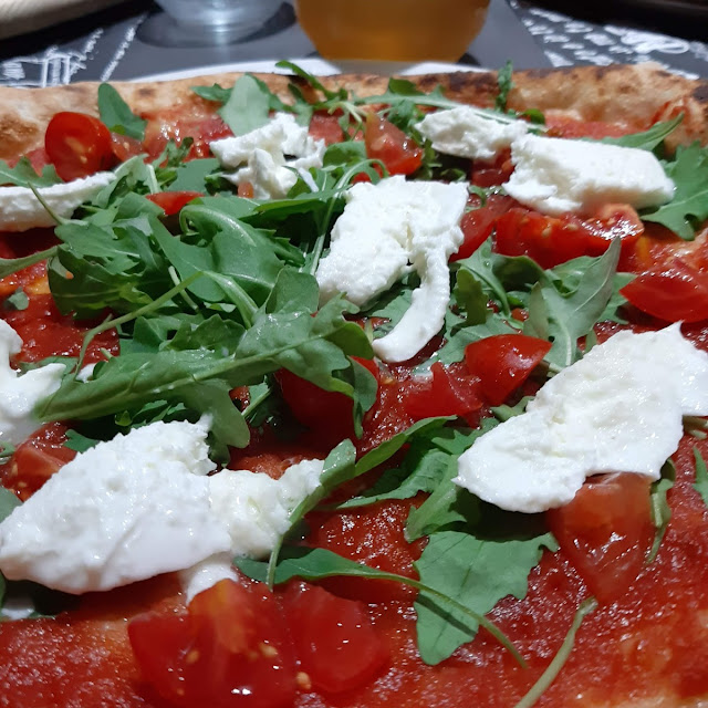 Pizza Pomodoro Bufala A Crudo E Rucola