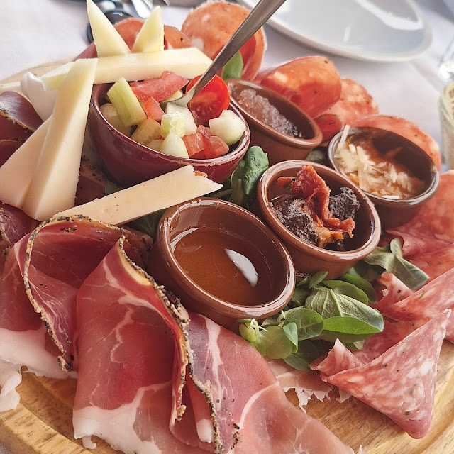 Antipasto Di Salumi E Formaggi