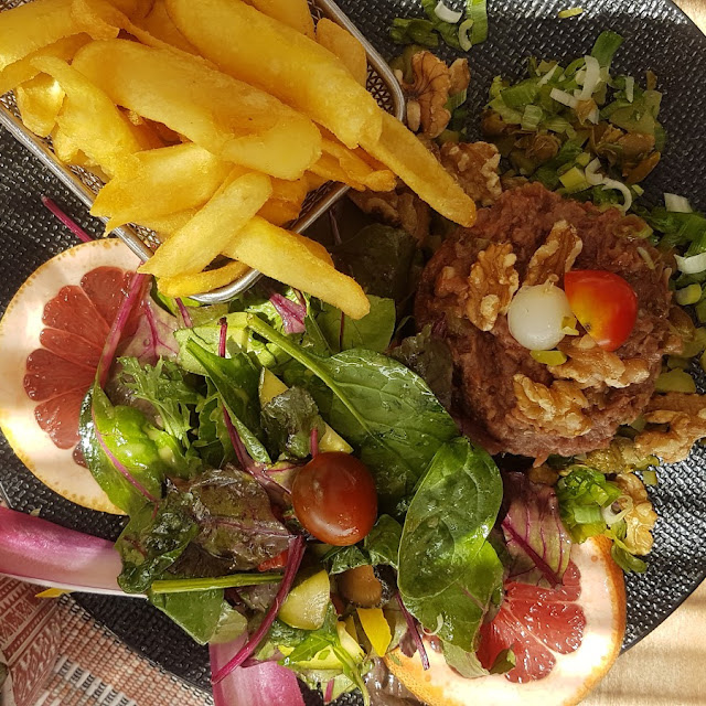 Tartare de Boeuf Traditionnel Frites Et Salade
