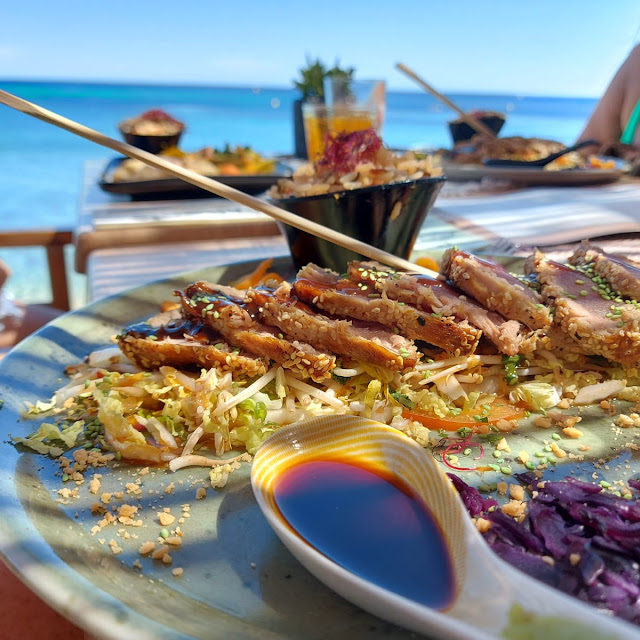 Tataki de Thon Riz Sauté Et Salade Thaï