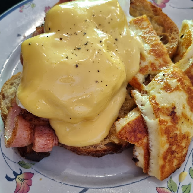 Eggs Benedict with Bacon and Holumi