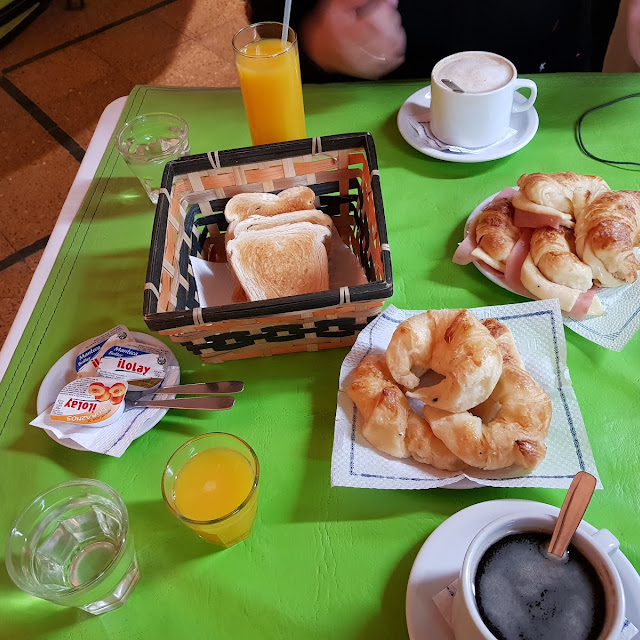 Un Cafe Completo Con Medialunas Aparte Y Un Cafe Con Leche Y Medialunas Rellenas Un Espectaculo