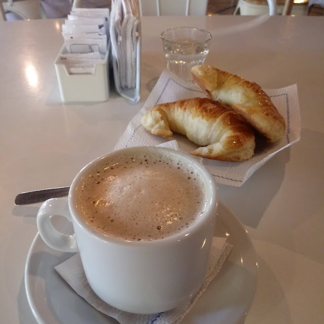 Tipico Café Con Leche Y Medialunas