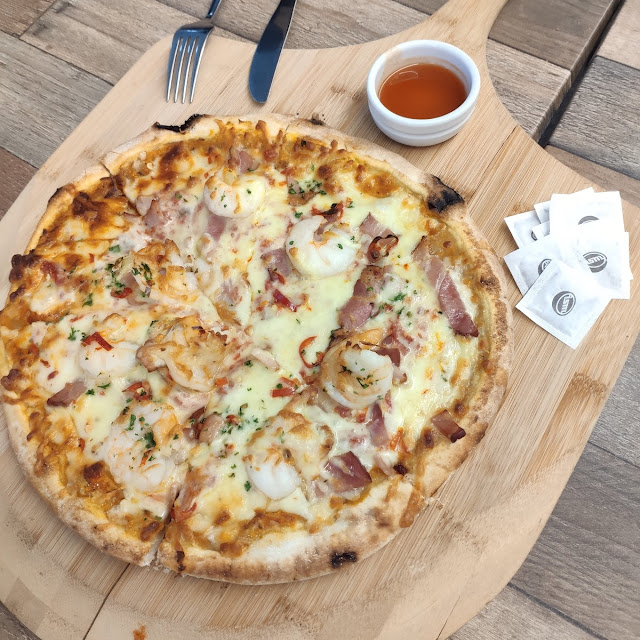 Prawns Pizza with Chilli and Bacon