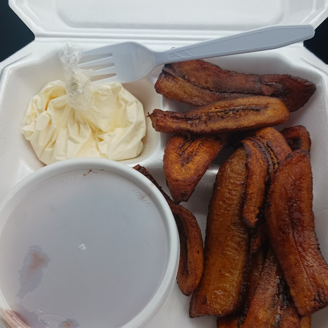 Plattanos Fritos Con Frijoles Y Creama