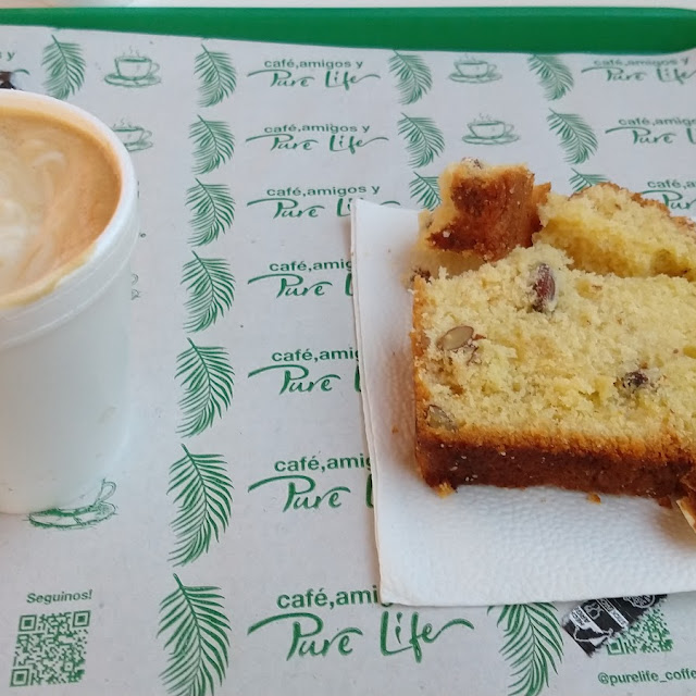 Café Con Leche Y Budín de Naranja Seco Y Sin Sabor