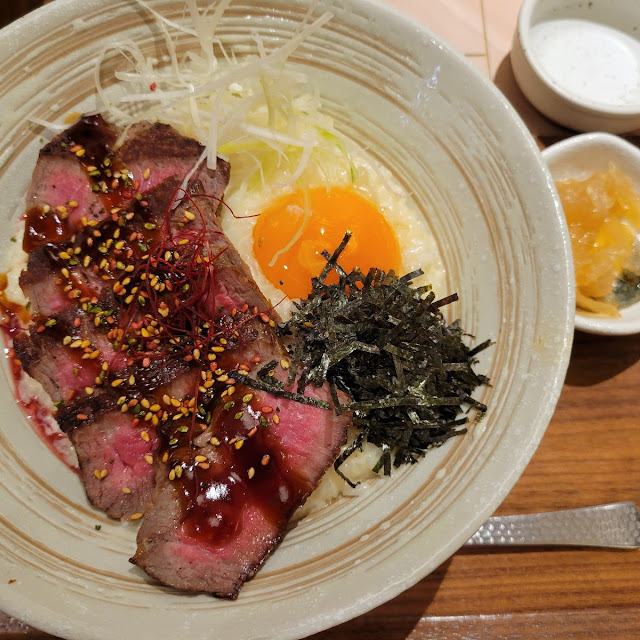 月 見 燒 牛肉 意大利 飯 丼