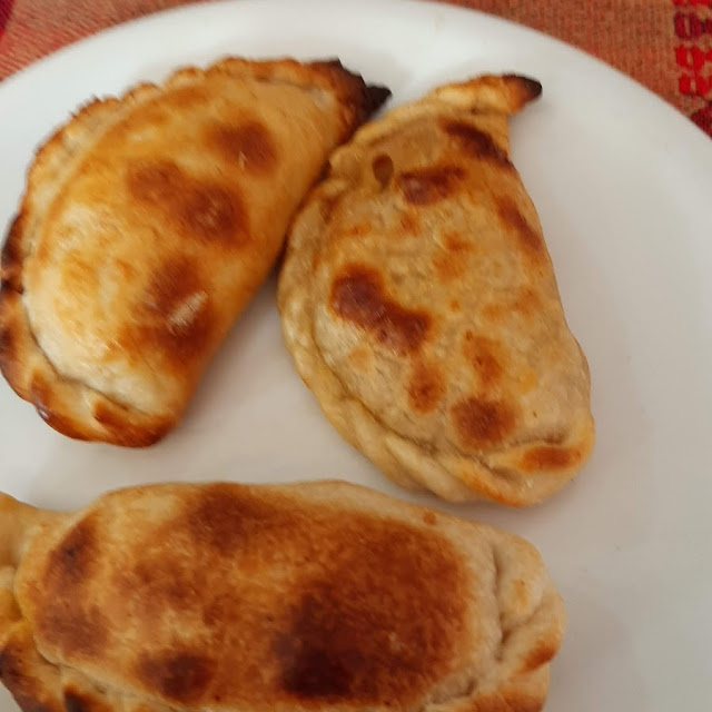 Empanadas de Carne Y Pollo