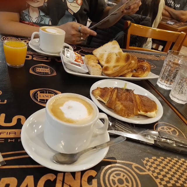 Café Con Leche Y Medialunas Dulces