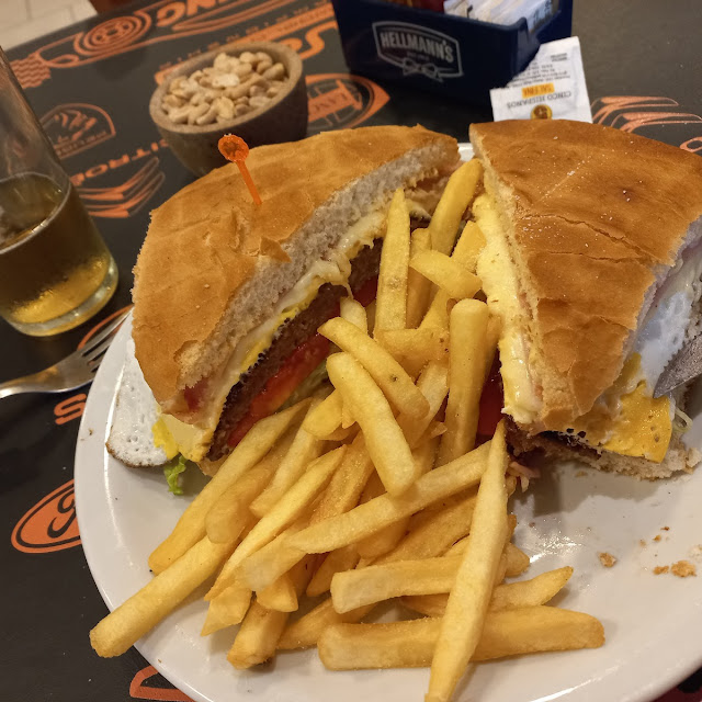 Hamburguesa Gigante Con Fritas