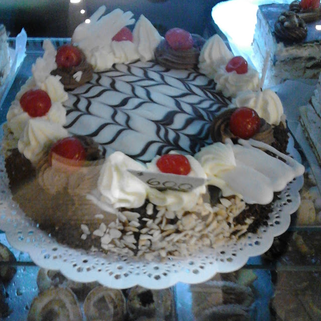 Torta de Vainilla Y Dulce de Leche Con Crema Y Frutilla