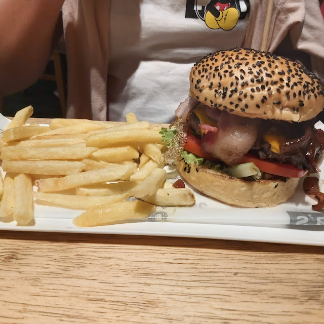 Hambúrguer Com Fritas
