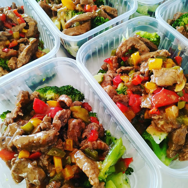 Iscas de Coxão Mole Com Legumes E Molho Oriental