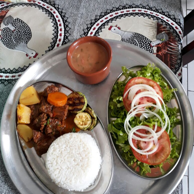 Picadinho Com Arroz Feijão Salada E Farinha