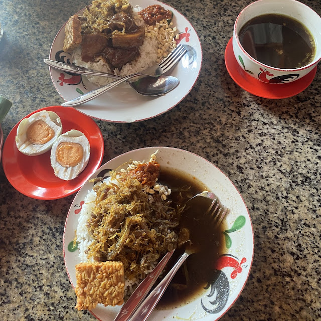 Nasi Rawon Campur Telor Asin