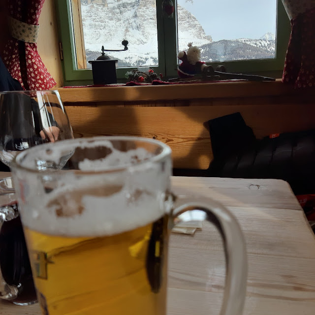 Panino Vegetariano Con Formaggio Alla Piastra E Birra