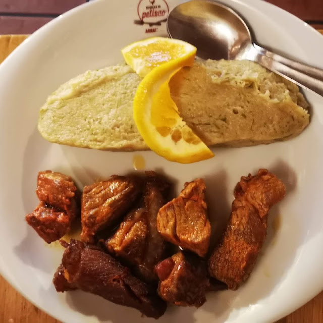 Carne do Alguidar Com Migas de Espargos