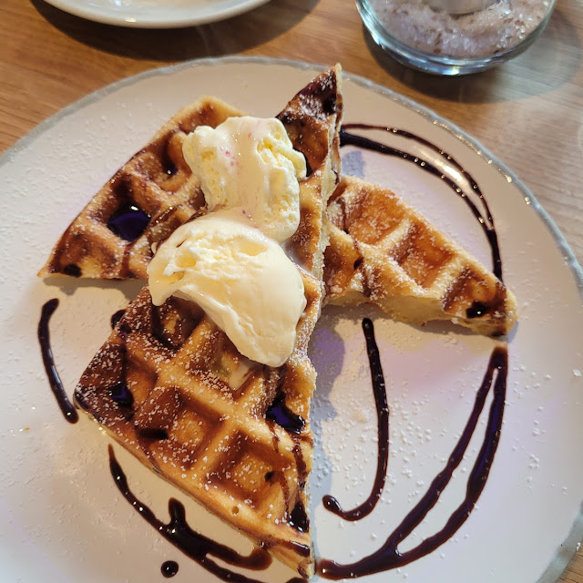 Waffel Mit Schoko Und Vanille Eis