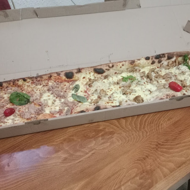 Pizza 1 Mètre Poulet Sauce Blanche Et Thon Sauce Rouge