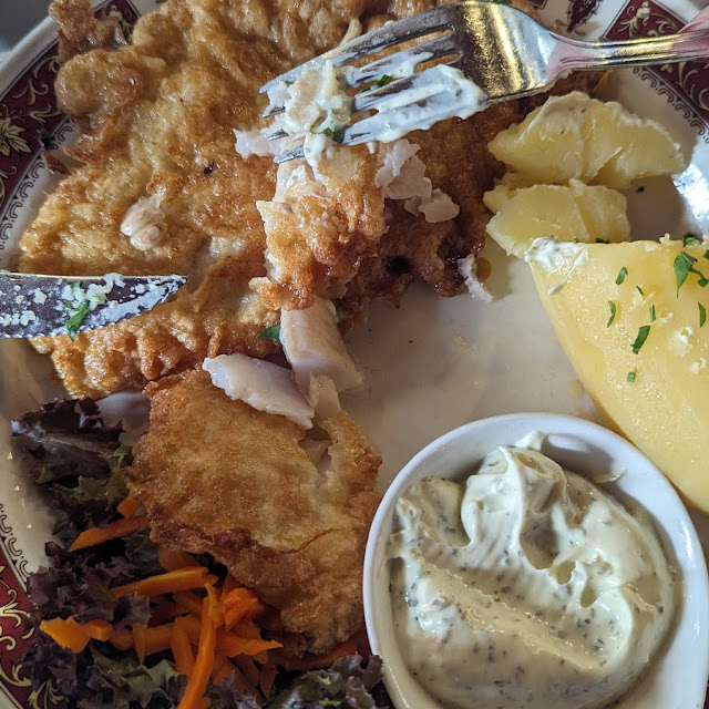Fischplatte Mit Salzkartoffeln Remoulade Und Salat