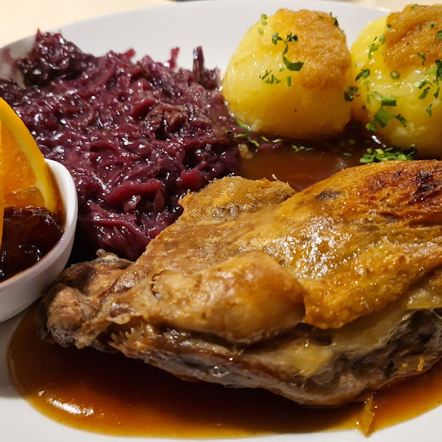 Entenkeule Mit Rotkohl Und Klösen