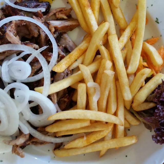 Gyros Mit 2 Scheiben Leber Zwiebeln Und Pommes Frites
