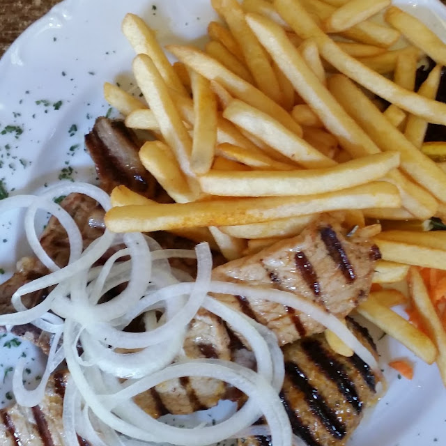Souvlaki Mit Lammkotelett Und Bifteki