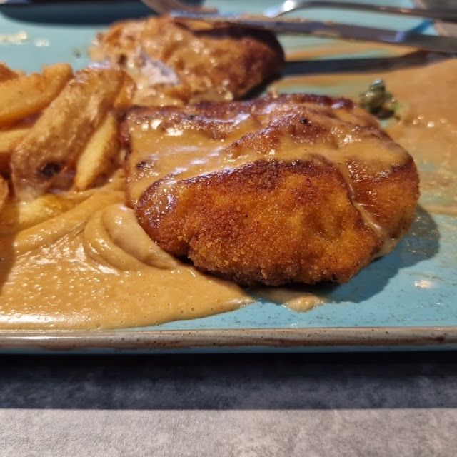 Rahmschnitzel Mit Fritten Und Salat