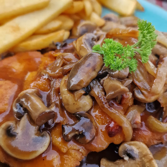 Jägerschnitzel Mit Pommes