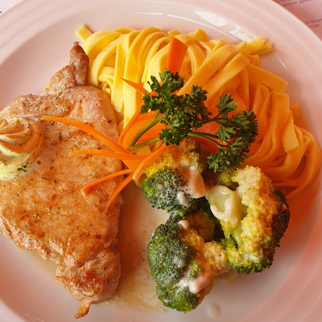 Steak Mit Gemüse Und Nudeln