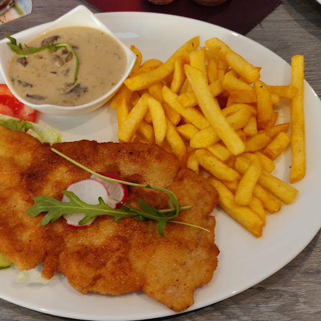 Schnitzel Mit Sauce Hollandaise Pommes Und Beilagensalat